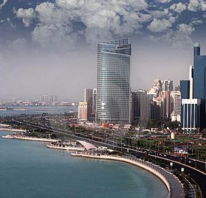 Imagen de uno de los grandes y modernos edificios de la ciudad de Abu Dhabi